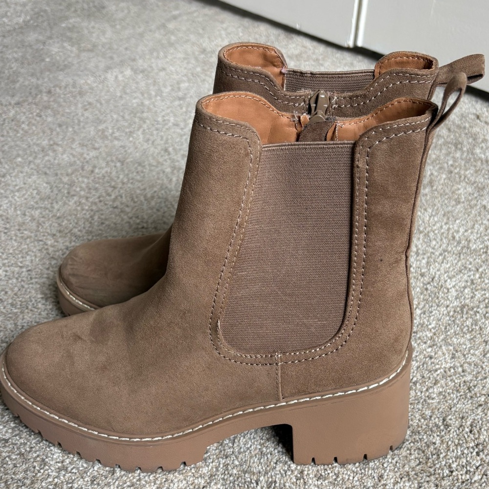 Universal Thread - Women’s Slip On Block Heel Boot - Size 7 - Tan - Picture 2 of 9